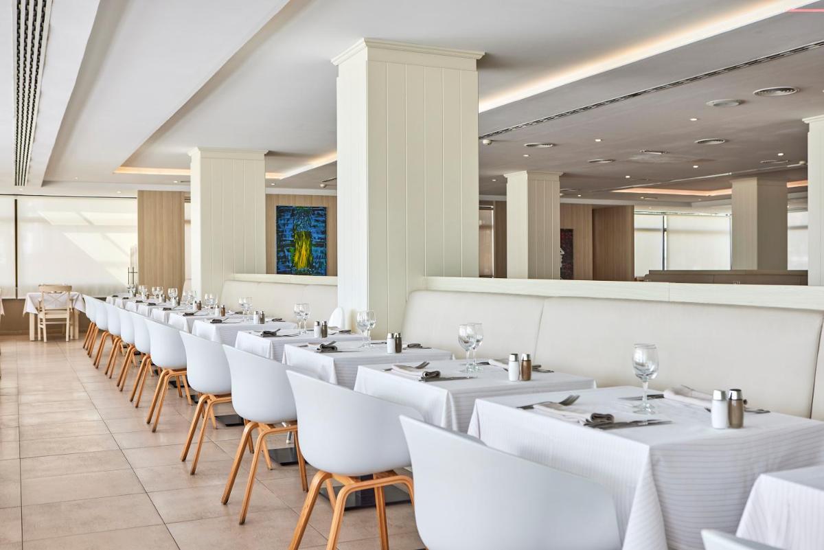 Un restaurante o sitio para comer en Hotel Playa Golf - Adults Only