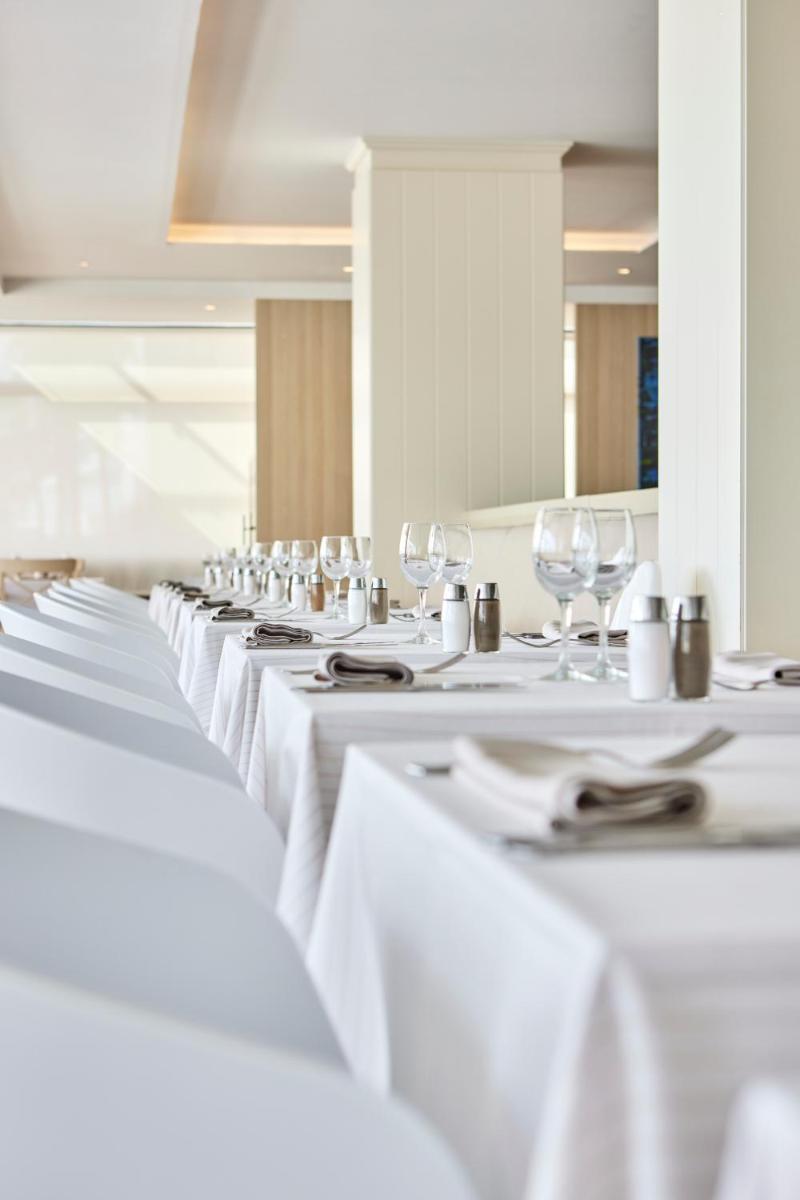 Un restaurante o sitio para comer en Hotel Playa Golf - Adults Only