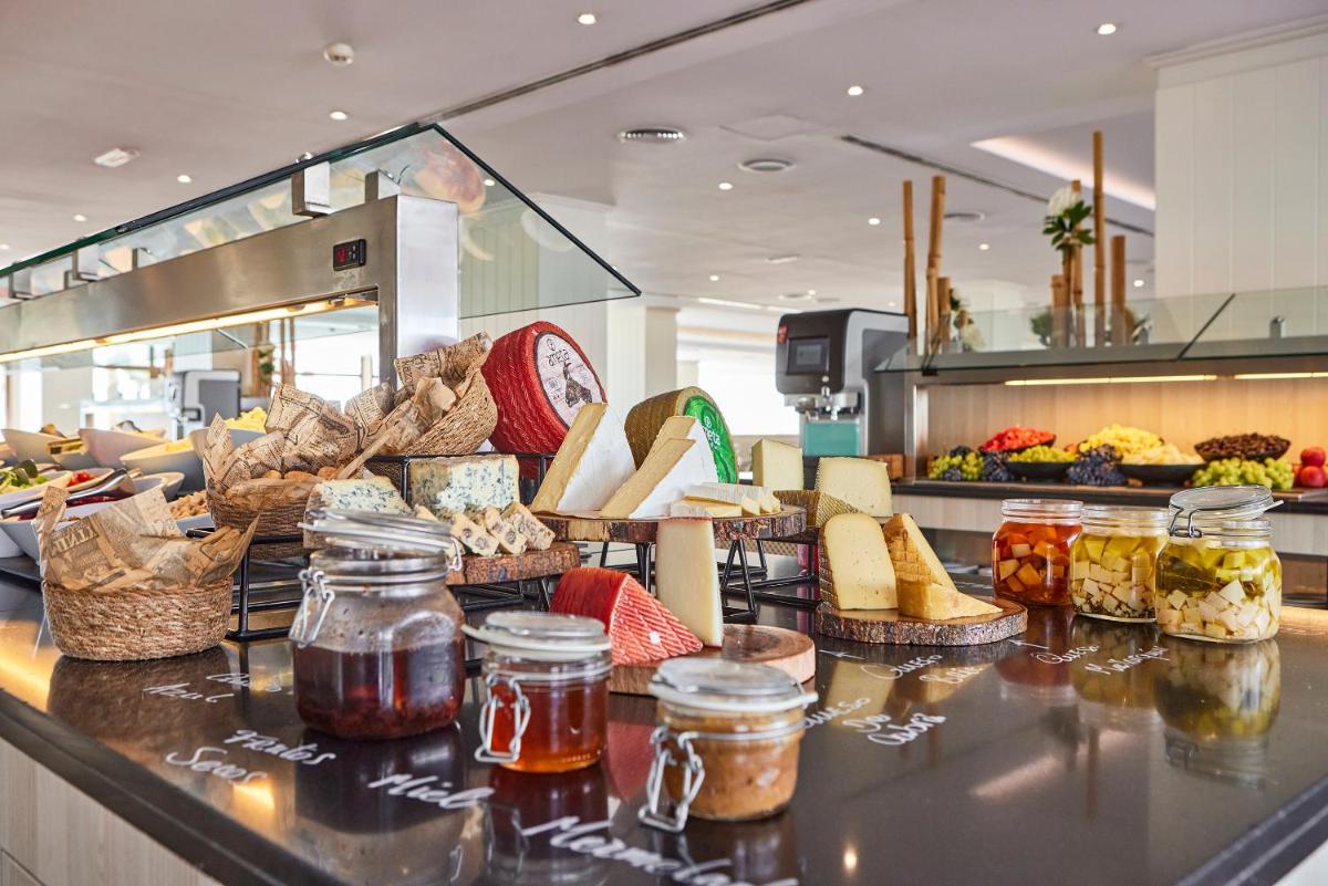 Comida en o cerca de este hotel