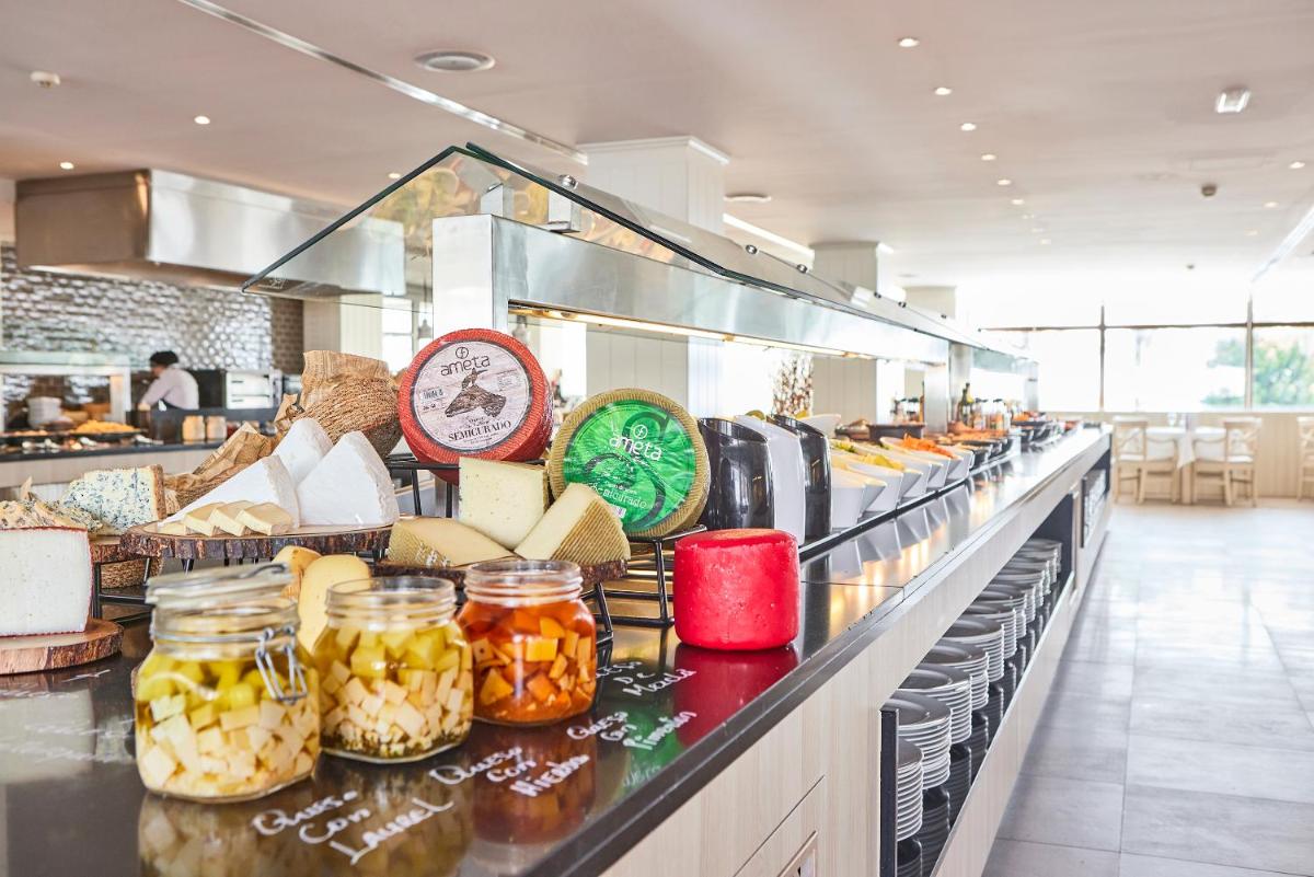 Comida en o cerca de este hotel