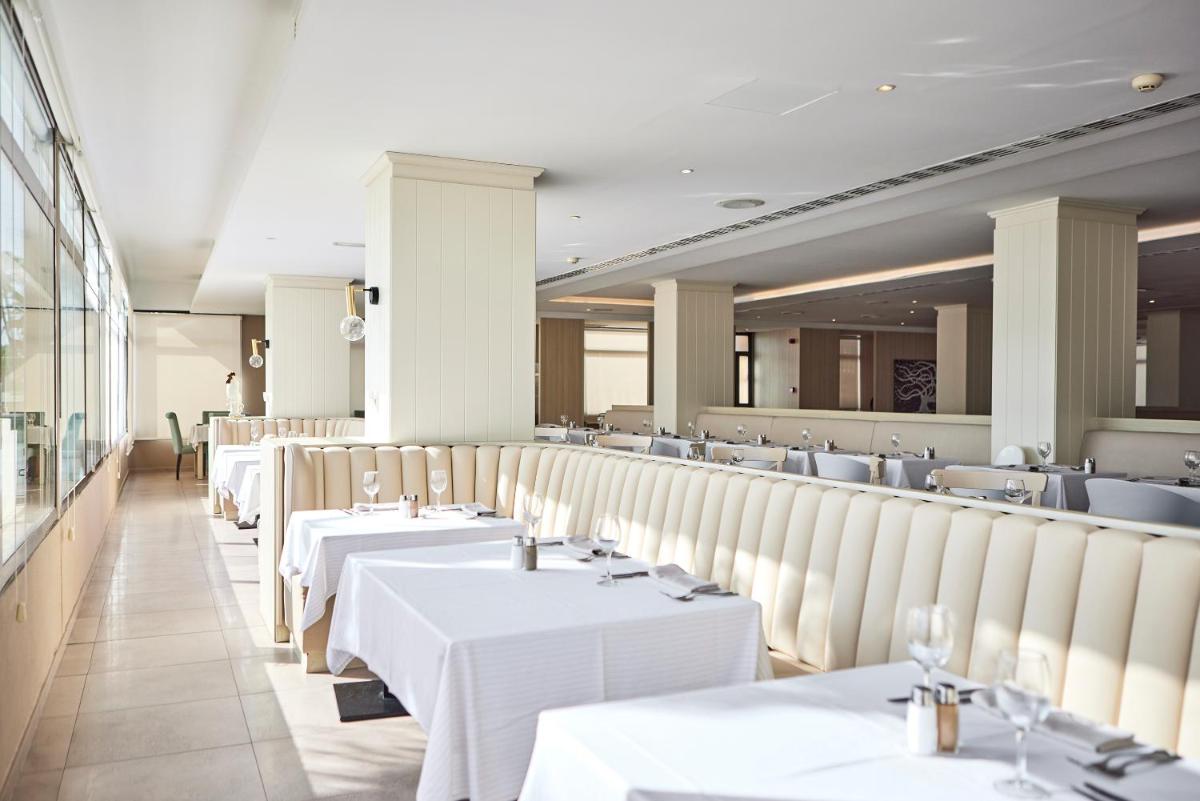 Un restaurante o sitio para comer en Hotel Playa Golf - Adults Only