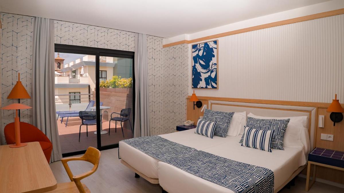Un dormitorio con una cama y un balcón con una mesa. en Isla Mallorca & Spa, en Palma de Mallorca 27 fotos más