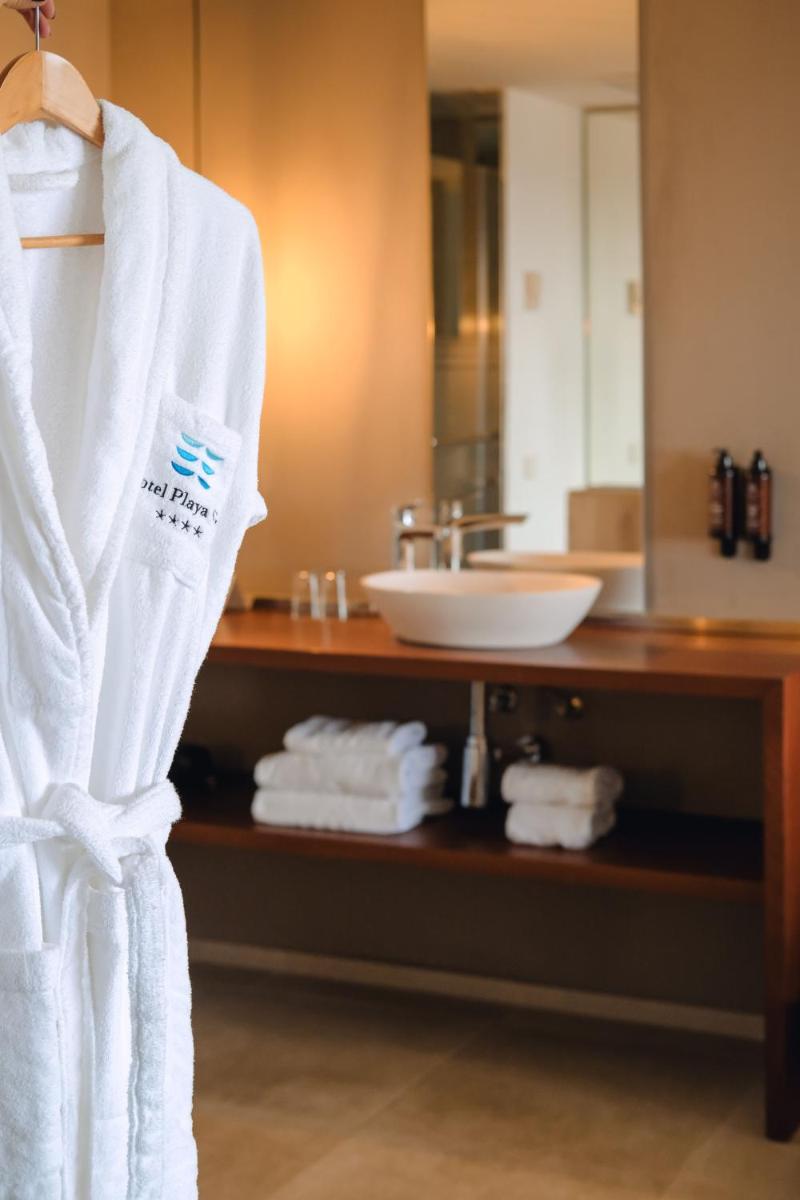 Un baño de Hotel Playa Golf - Adults Only