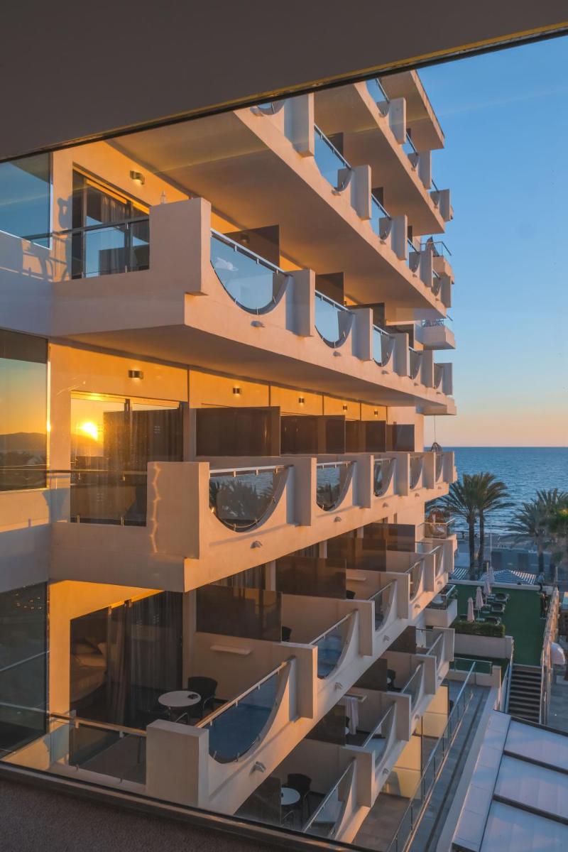 un edificio con vista al mar en Hotel Playa Golf - Adults Only, en Playa de Palma 129 fotos más