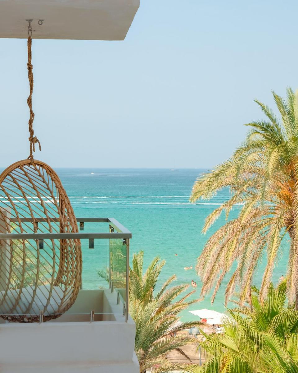un columpio en un balcón con vistas al océano en Hotel Playa Golf - Adults Only, en Playa de Palma