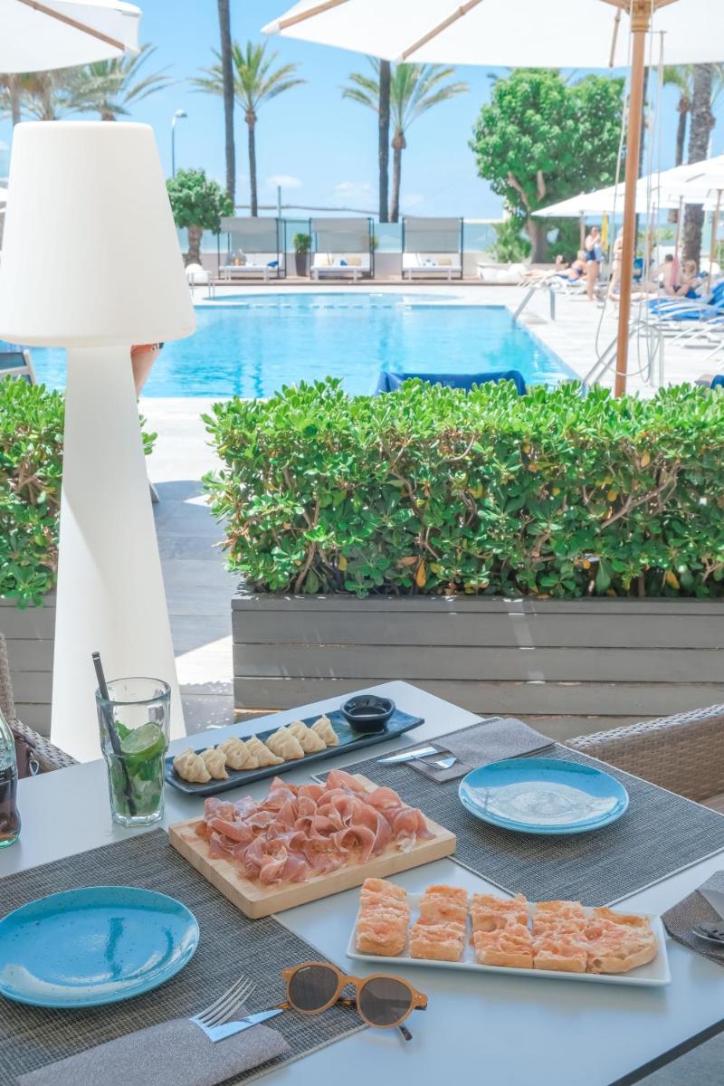 Comida en o cerca de este hotel