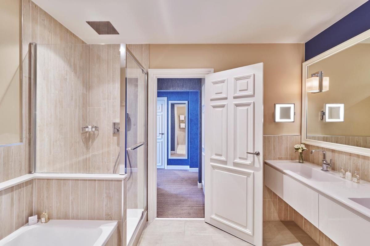 Salle de bains dans l'établissement Hôtel Barrière Le Grand Hôtel Dinard Salle de bains dans l'établissement Hôtel Barrière Le Grand Hôtel Dinard