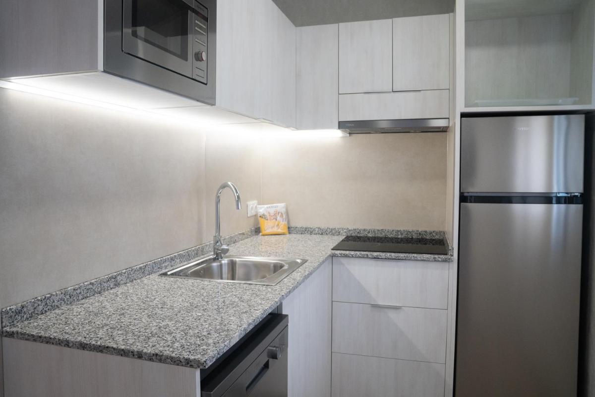 Una cocina o zona de cocina en La Marina Resort