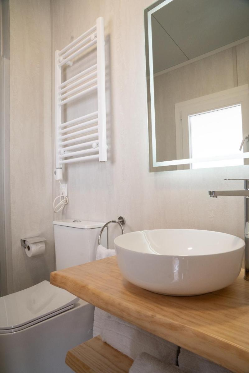 Un baño de La Marina Resort