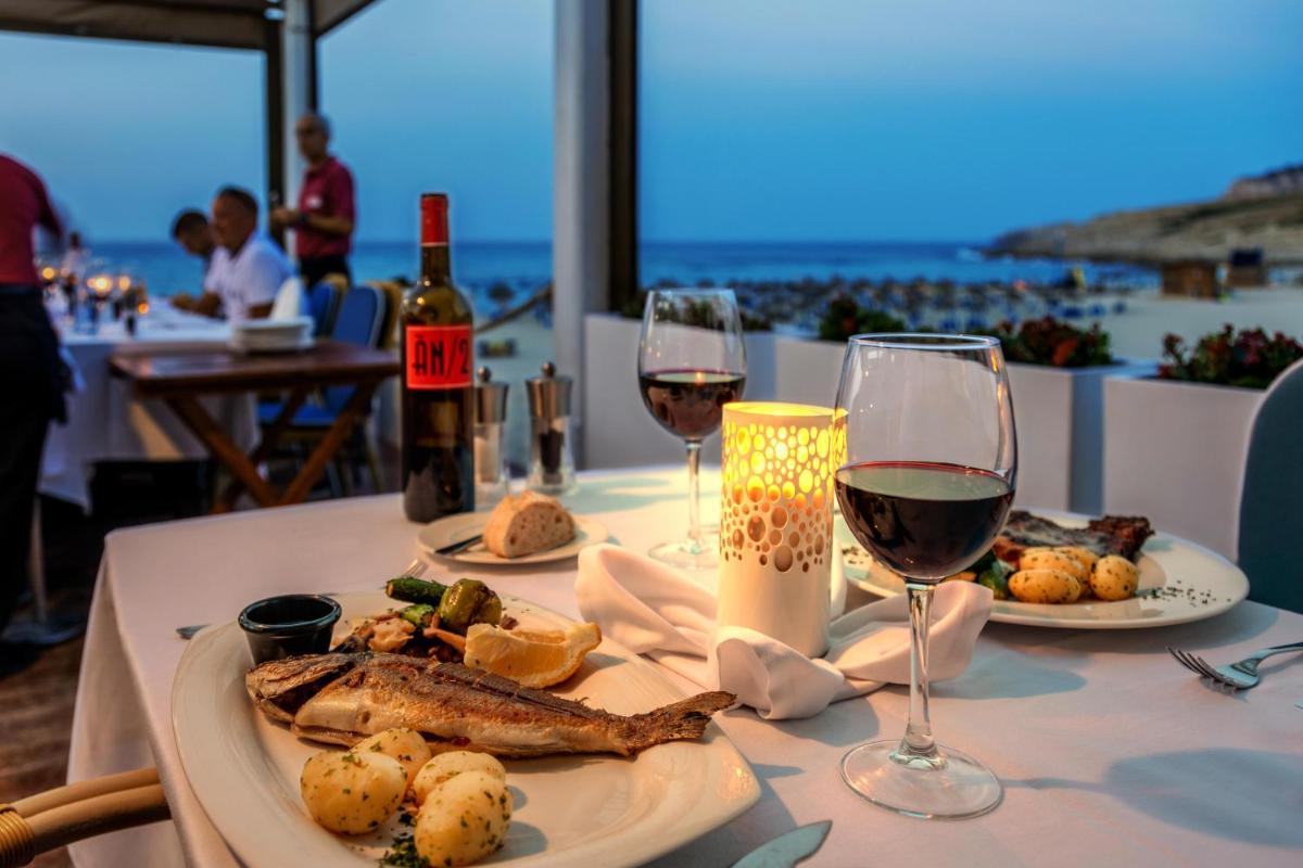 Comida en o cerca de este resort