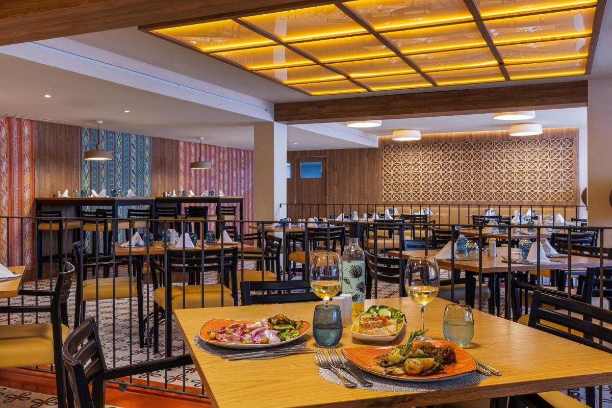 Comida en o cerca de este resort
