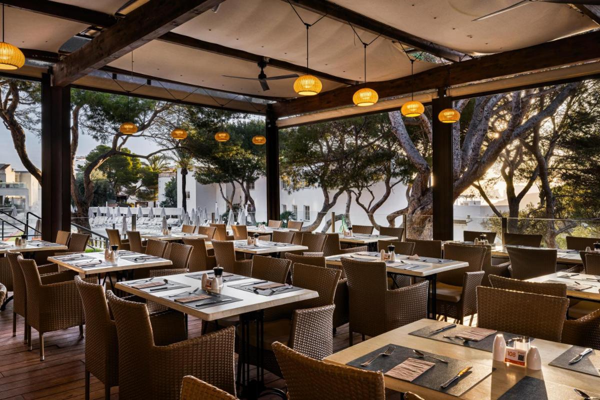 Un restaurante o sitio para comer en VIVA Cala Mesquida Resort & Spa