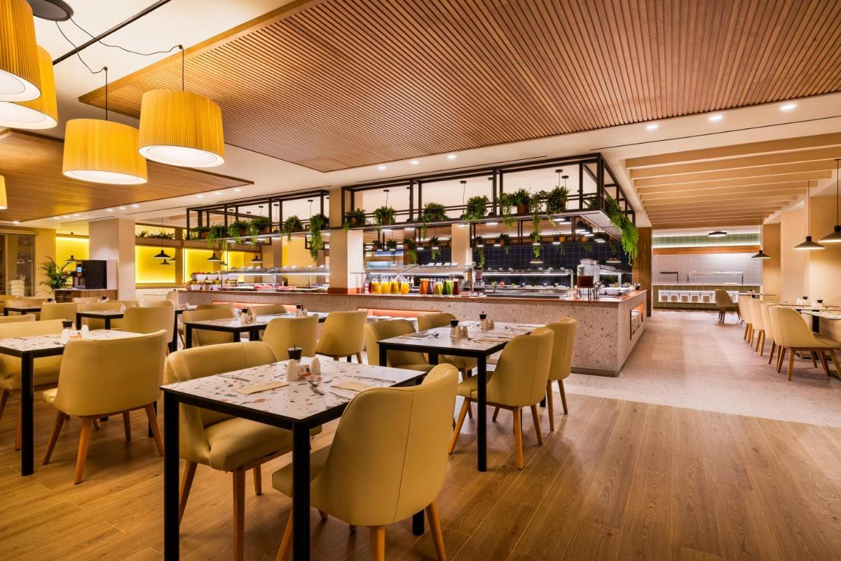 Un restaurante o sitio para comer en VIVA Cala Mesquida Resort & Spa