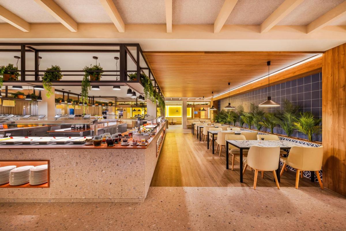 Un restaurante o sitio para comer en VIVA Cala Mesquida Resort & Spa