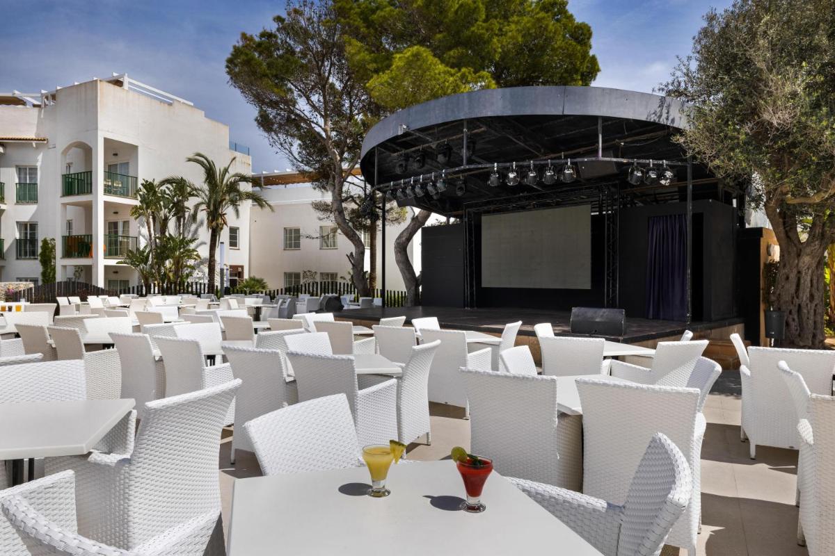 Un restaurante o sitio para comer en VIVA Cala Mesquida Resort & Spa