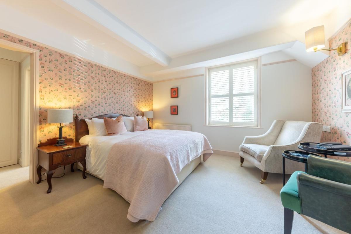 Roman Camp Inn - Housity