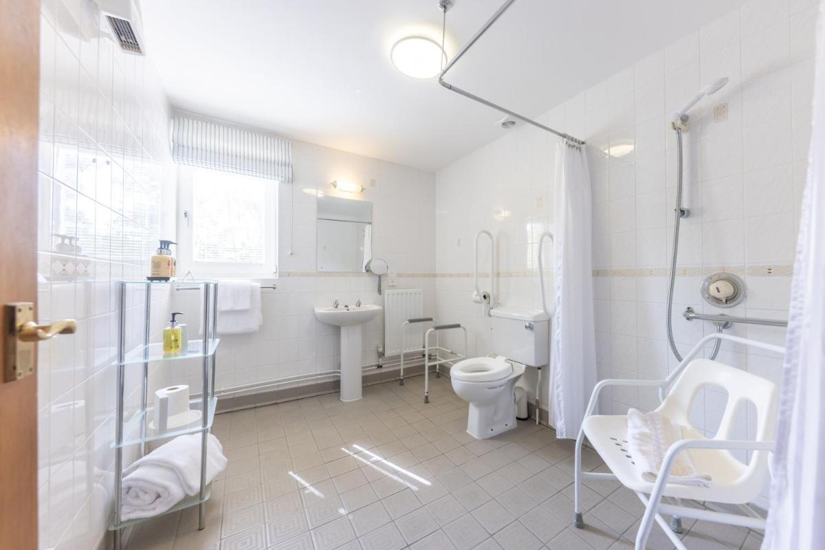 Roman Camp Inn - Housity