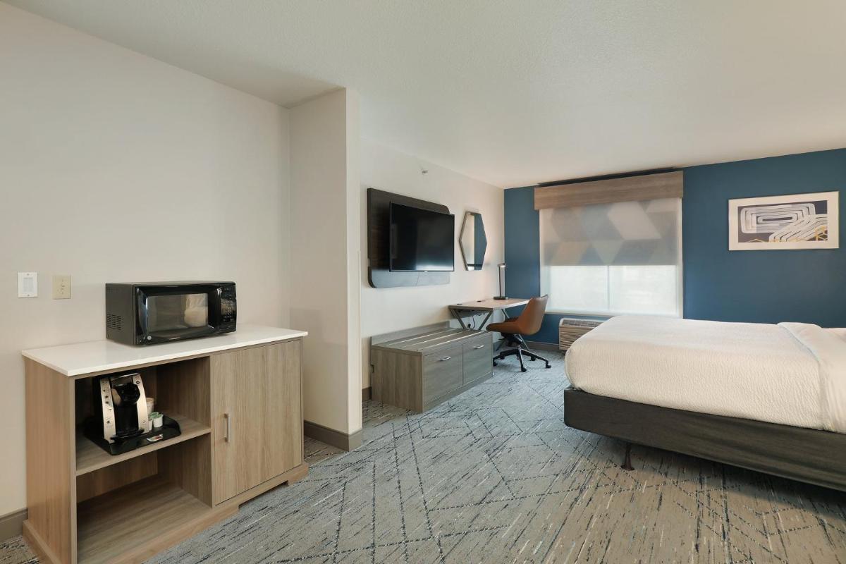 Holiday Inn Express Hotel & Suites Milwaukee-New Berlin by IHG - Housity