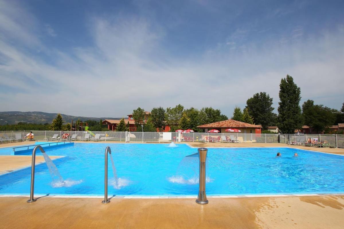 une grande piscine bleue avec des gens dedans dans l'établissement Domaine d'Agrippa Valence, à Châteauneuf-sur-Isère 28 autres photos