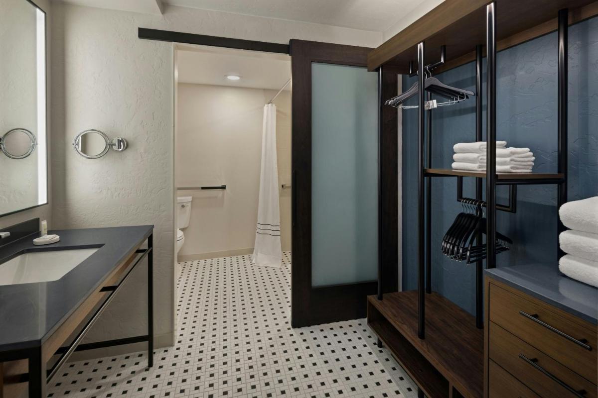 Oshkosh Marriott Waterfront Hotel & Convention Center - Housity