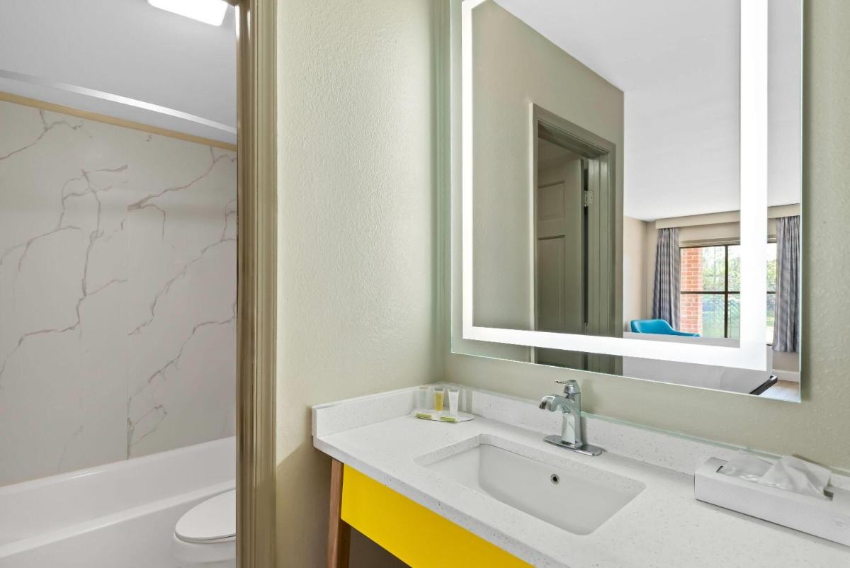 Days Inn by Wyndham Petersburg/South Fort Lee - Housity