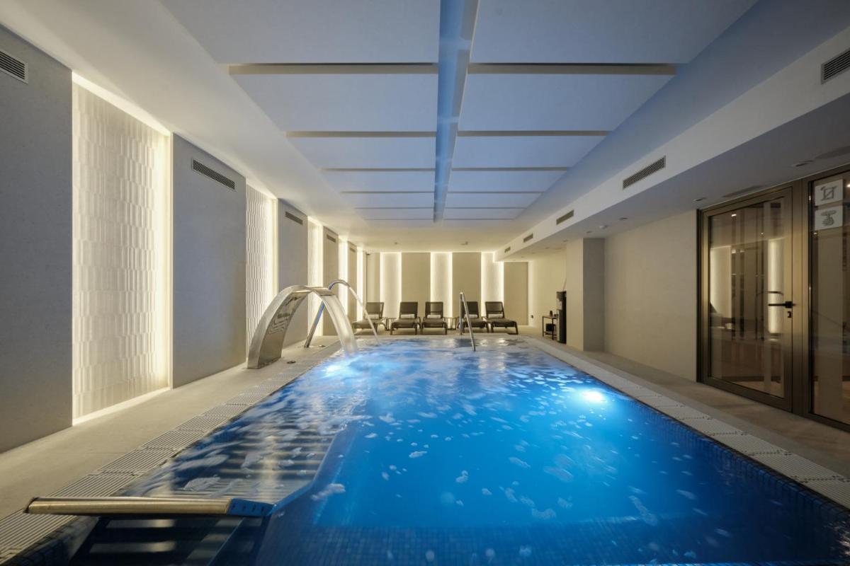 una piscina en una habitación de hotel con un tobogán en Catalonia La Maquinista, en Barcelona