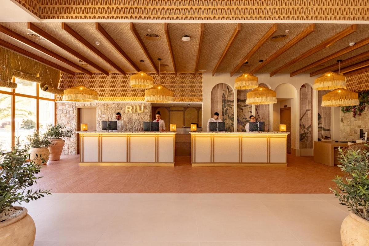 Un restaurante o sitio para comer en Hotel Riu Palace La Mola