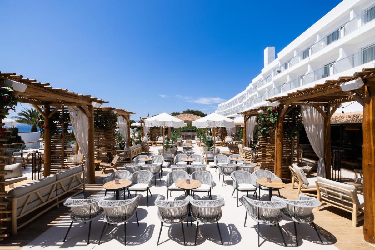 Un restaurante o sitio para comer en Hotel Riu Palace La Mola