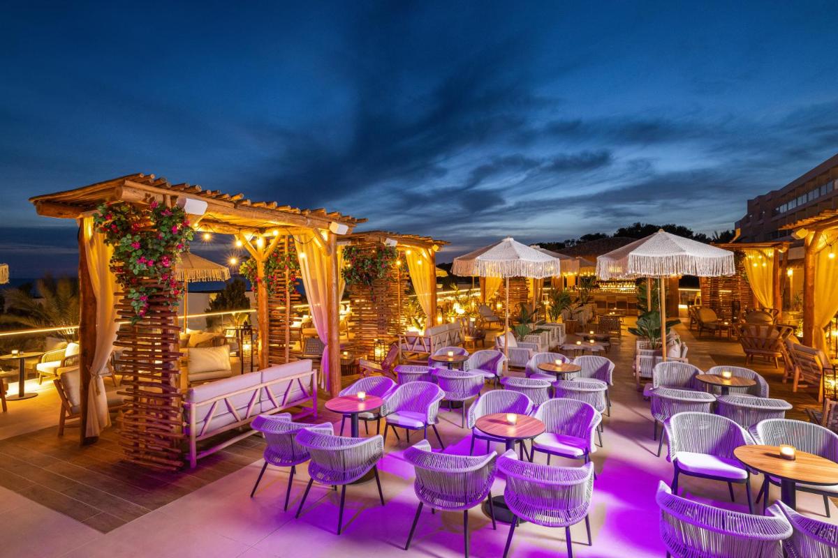 Un restaurante o sitio para comer en Hotel Riu Palace La Mola