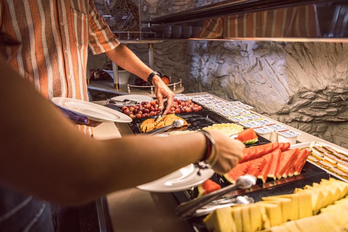 Comida en o cerca de este hotel