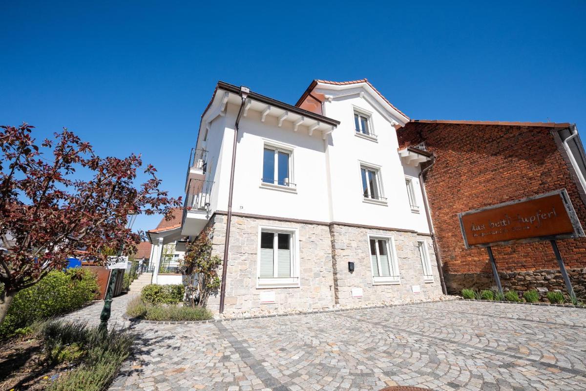 SCHLOSSBERG RESIDENCES - Betthupferl - Self Check-In Design Studios Aschaffenburg - Housity