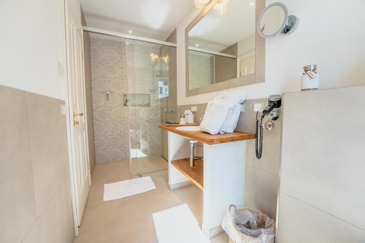 SCHLOSSBERG RESIDENCES - Betthupferl - Self Check-In Design Studios Aschaffenburg - Housity