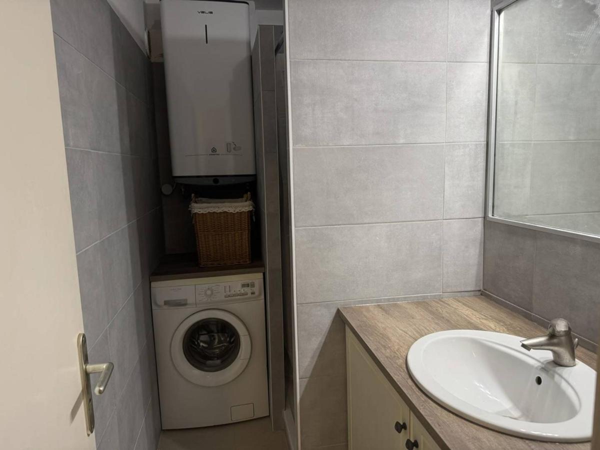 Charmant T2 cabine 40m², centre-ville, balcon, clim, ascenseur, à Cavalaire-sur-Mer - FR-1-100-224 - Housity
