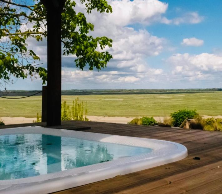 Piscine de l'établissement Hôtel - Spa Les Corderies ou située à proximité