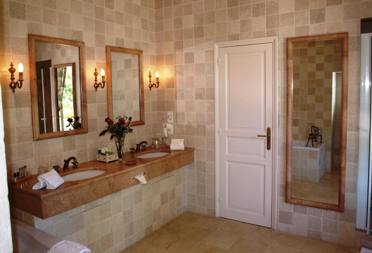 Salle de bains dans l'établissement Château de Vault de Lugny