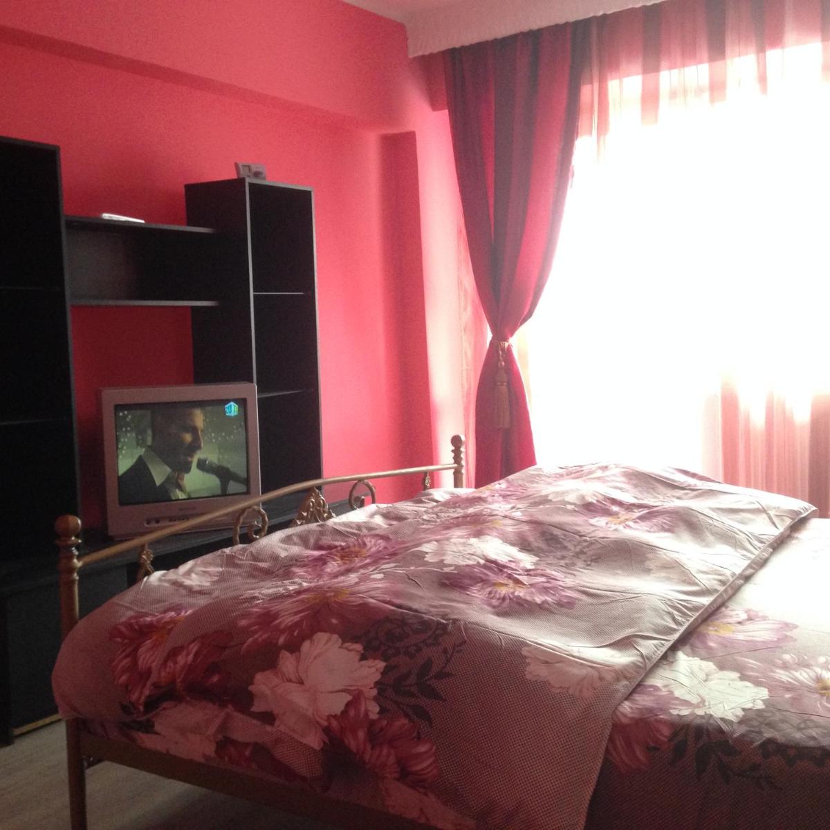 Salonul Rosu - Housity