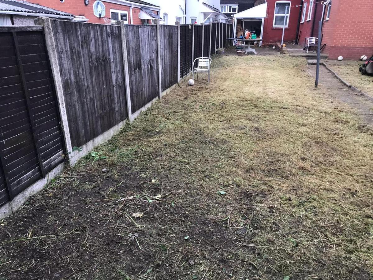 Smethwick Birmingham Cosy Spacious Bedroom - Free WiFi & Parking - Housity