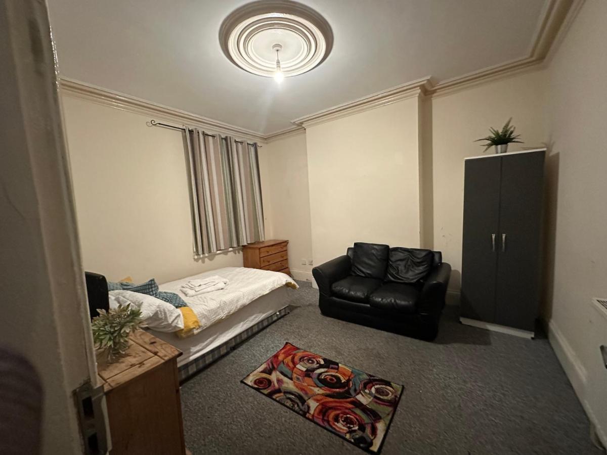 Smethwick Birmingham Cosy Spacious Bedroom - Free WiFi & Parking - Housity