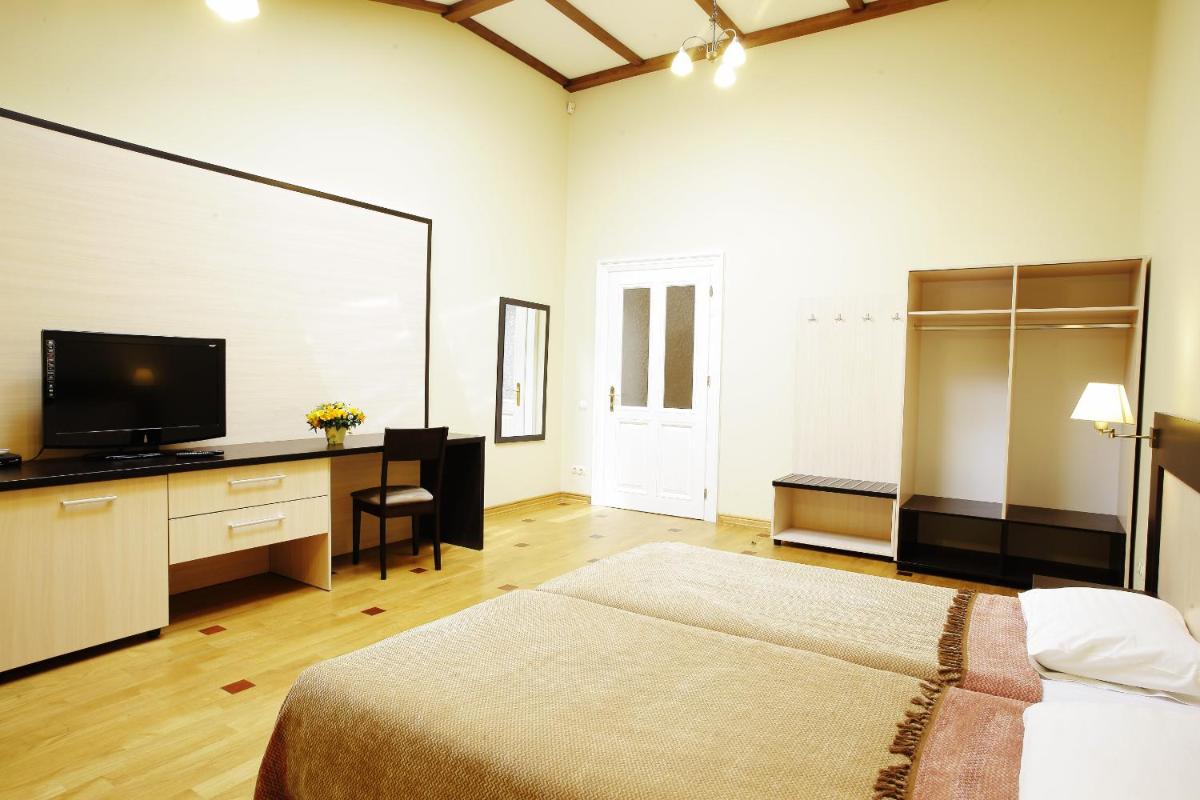 Mini-Hotel Under The Roof - Housity