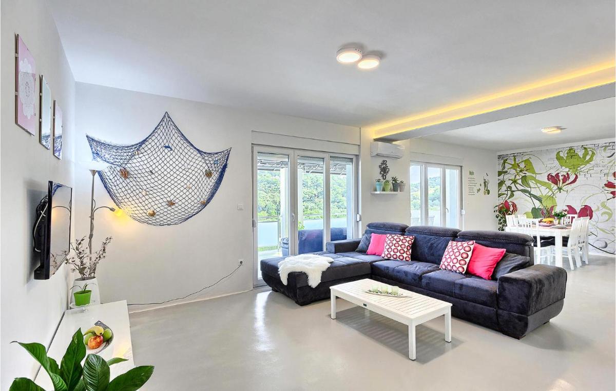 Amazing Home In Okrug Donji - Housity