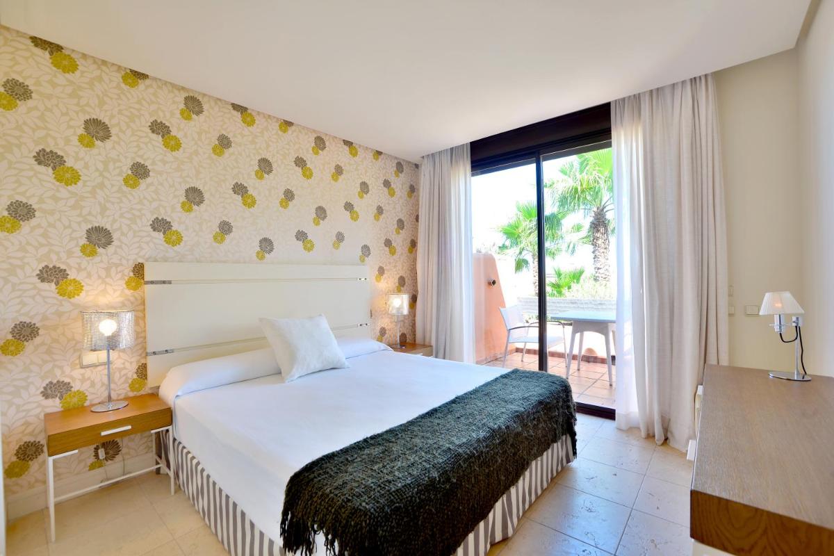 una habitación de hotel con una cama y un balcón en Aparthotel Novo Resort, en Novo Sancti Petri