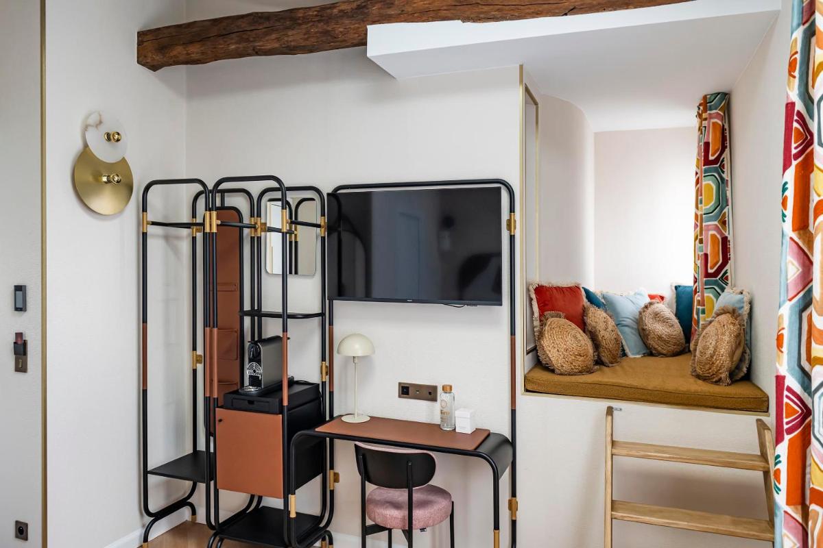 Télévision ou salle de divertissement dans l'établissement Hôtel Hiro Paris