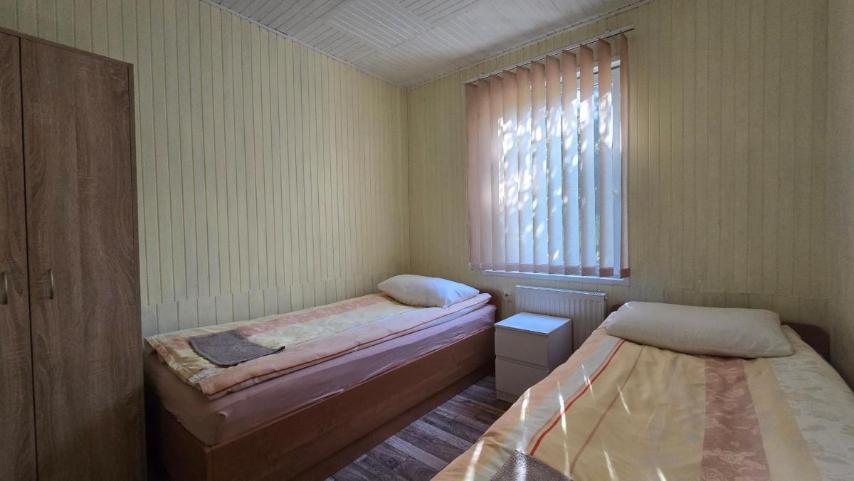 Nakvynė prie ežero Akmenėlis - Housity