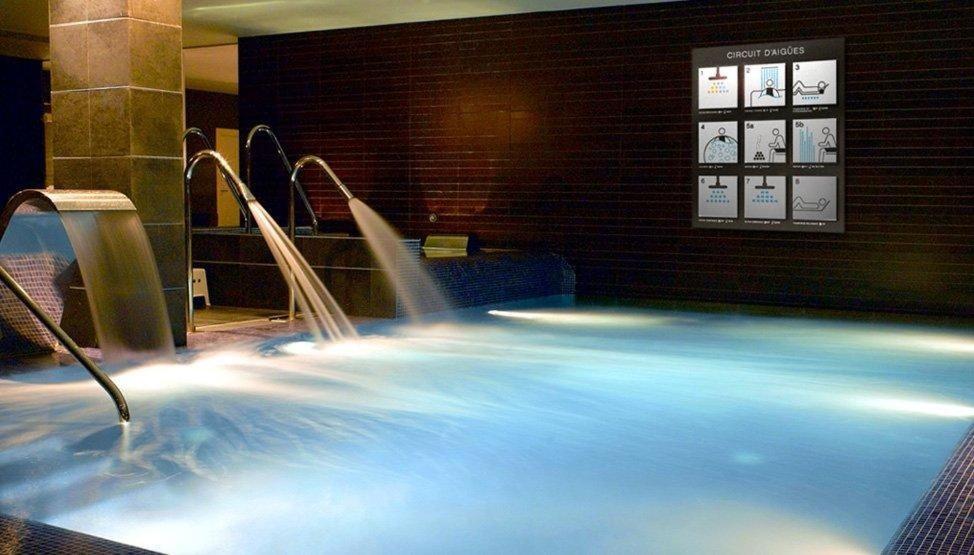 una gran bañera azul con agua en una habitación en HG La Molina, en La Molina