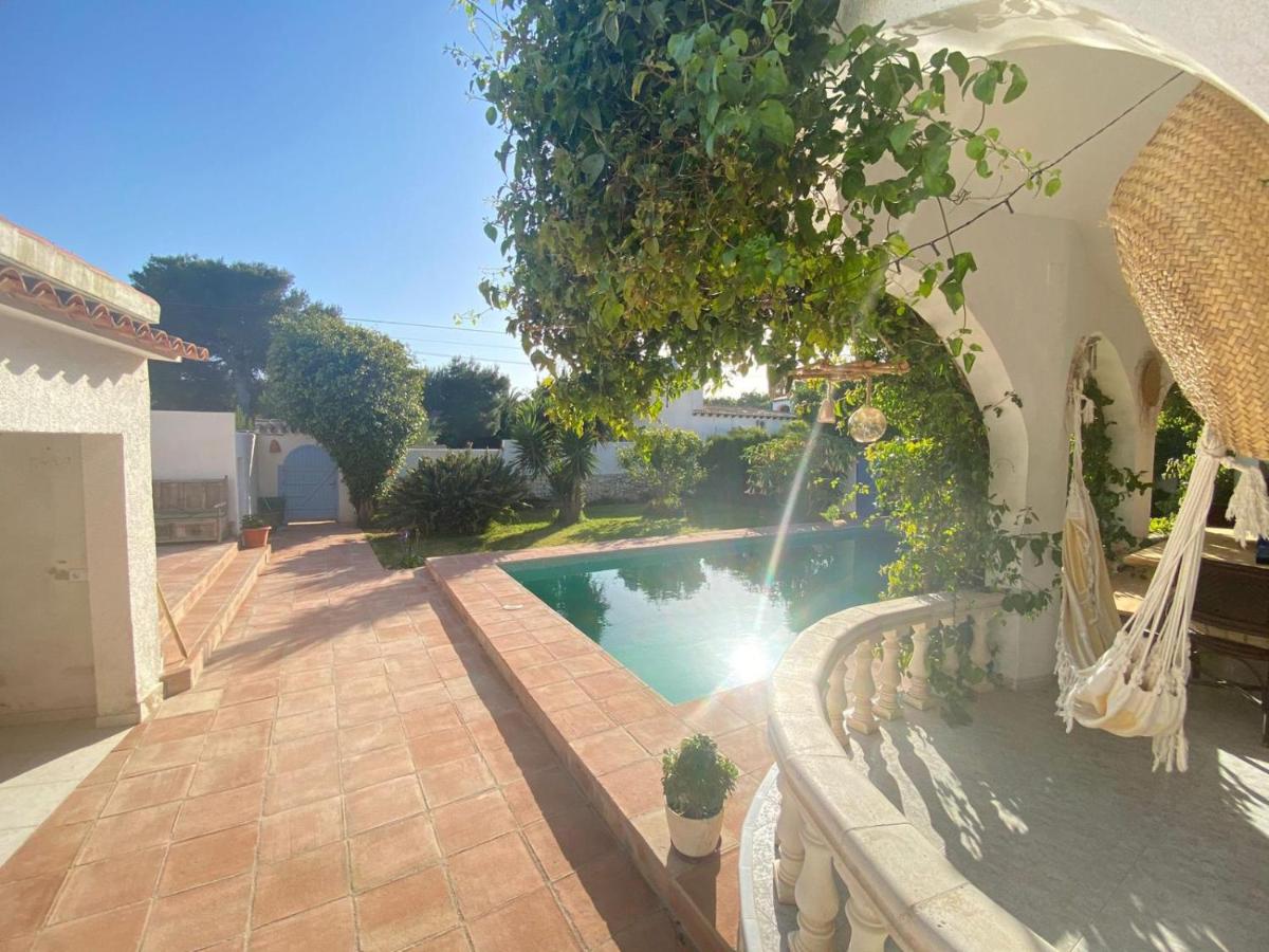 Beautiful Villa with Pool, Barbecue, and Garden - Housity