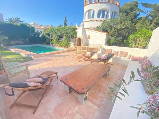 Beautiful Villa with Pool, Barbecue, and Garden - Housity