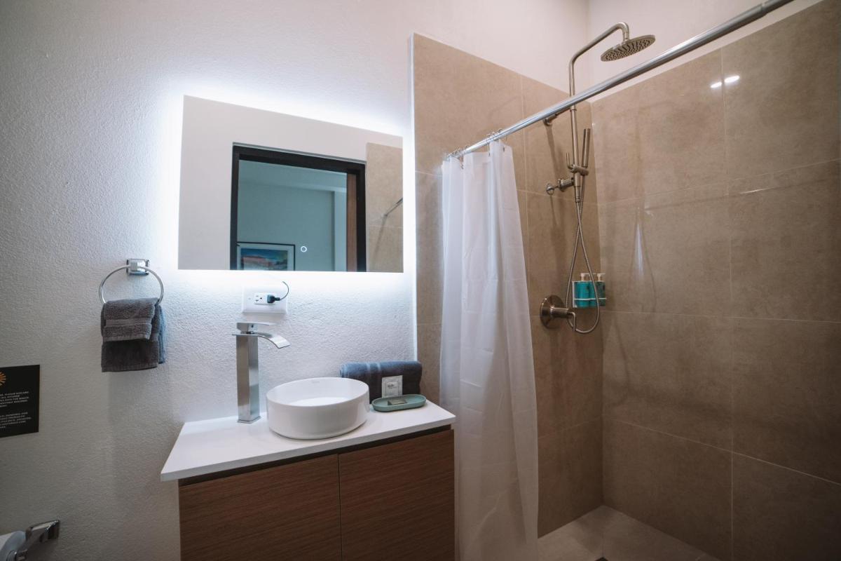 The Looking Glass Hotel - Hizvo