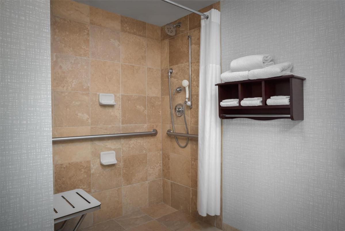 Hampton Inn & Suites Omaha-Downtown - Housity