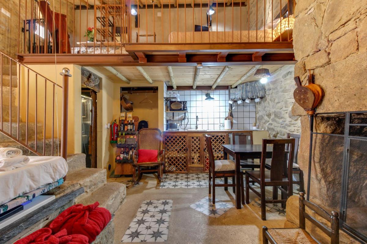 Habitación con mesa y sillas. en Orgullo Rural, en Bermellar