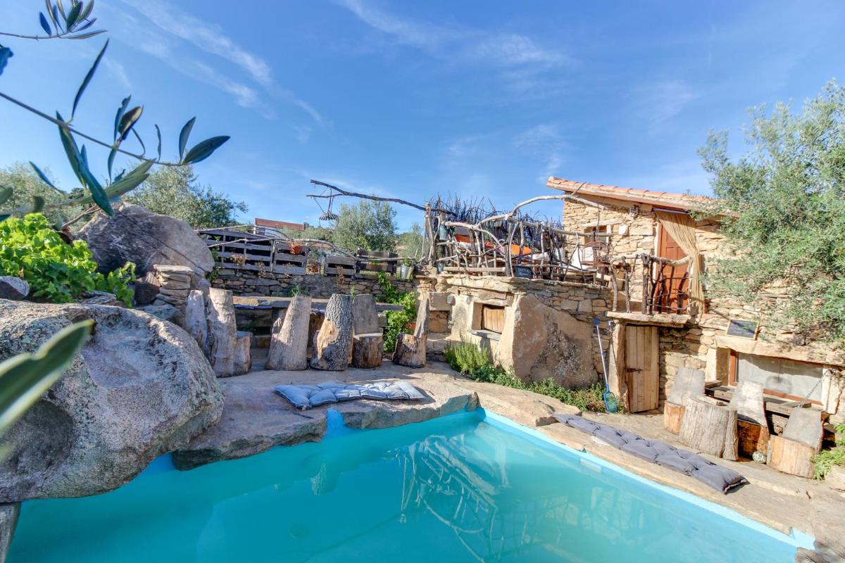 una casa con piscina en el patio en Orgullo Rural, en Bermellar